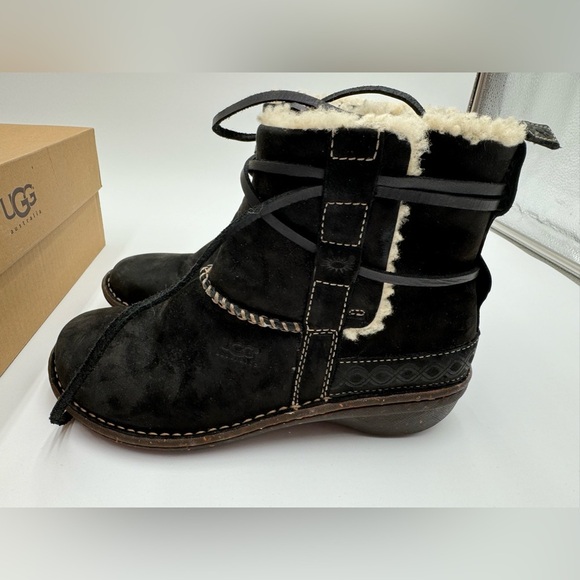 UGG - Cove Black suede, lined ankle boots - size 7 - in Box - Picture 6 of 9